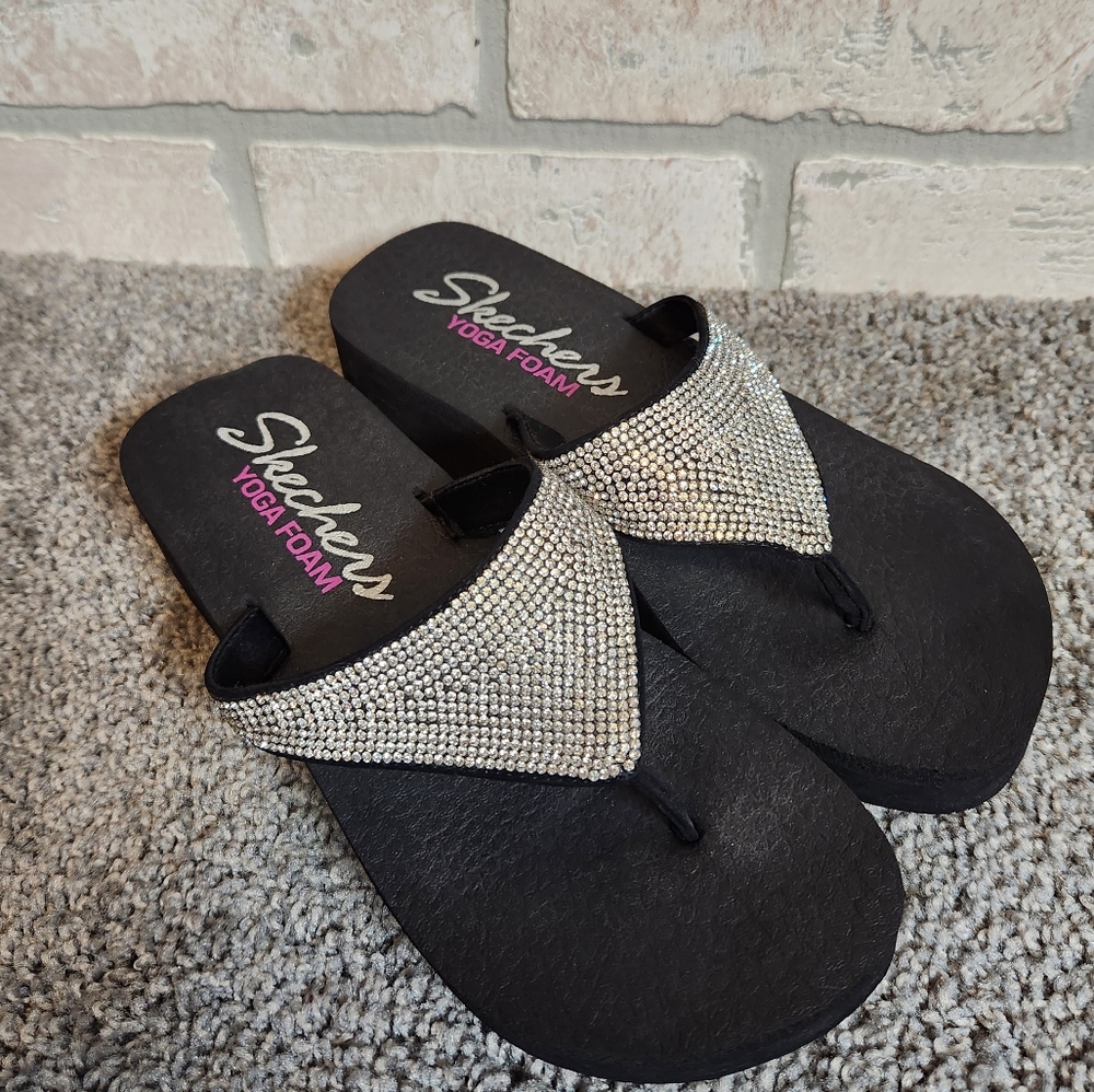 Skechers Womens Yoga Foam Sparkle Thong Sandal Size US 7